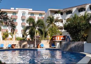 a swimming pool in front of a hotel at Casa Danna Huatulco in Santa Cruz Huatulco