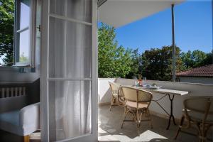 a patio with a table and chairs on a balcony at B&B Ortensia in Forte dei Marmi