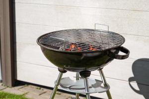 a grill sitting on top of a patio at Zaunkönigin in Norden