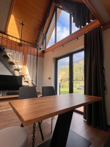 an office with a table and chairs and a large window at Willa Folc in Kościelisko