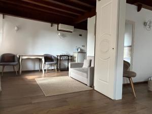 ein Wohnzimmer mit Sofa und Tisch in der Unterkunft Manoleva House in Mělník + 45 Fotos