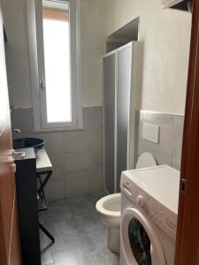 a small bathroom with a washing machine in it at Happy Oasi in Lido Adriano