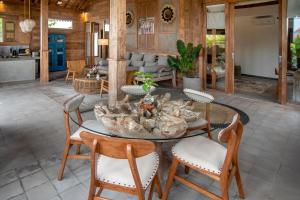 a dining room with a table and chairs at Casa Sepang in Munggu