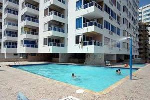 dos personas en una piscina frente a un edificio en Toscana Suite 10-18, en Cartagena de Indias