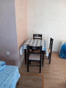 a table with two chairs and a blue and white table cloth at Apartman Selišta in Danilovgrad