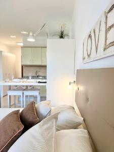 a living room with a couch and a kitchen at Edificio Las Marañuelas, Puerto La Cruz, Islas Canarias Tenerife in Puerto de la Cruz