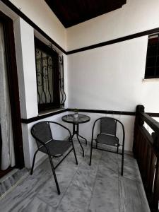 a small table and two chairs in a room at MetsoVillas στο κέντρο του Μετσόβου in Metsovo