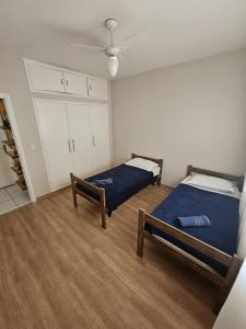a bedroom with two beds and a ceiling at Hotel Deck Taquaral in Campinas