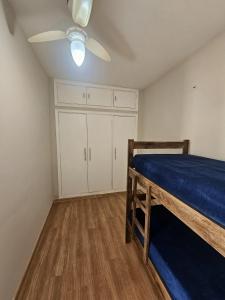 a bedroom with a bed and a ceiling fan at Hotel Deck Taquaral in Campinas +29 photos