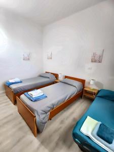 a room with two beds in a room at Timo e Lavanda in Albenga