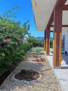 a garden outside of a house with flowers at Timo e Lavanda in Albenga