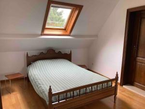 a small bedroom with a bed with a window at Wahwo Baki in Wachtebeke