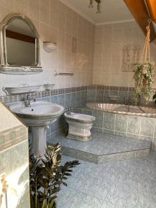 a bathroom with two sinks and a tub at Wahwo Baki in Wachtebeke +34 photos
