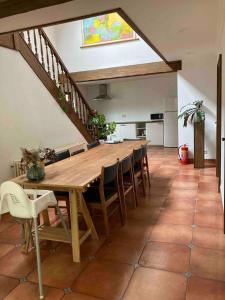 a dining room with a wooden table and chairs at Wahwo Baki in Wachtebeke