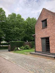 a brick building with a window on the side of it at Wahwo Baki in Wachtebeke