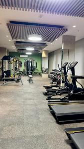 a gym with a bunch of exercise bikes and treadmills at Apartaestudio tipo loft cerca al mar in Santa Marta