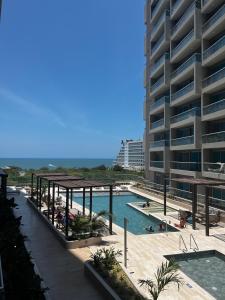 a view of a swimming pool next to a building at Apartaestudio tipo loft cerca al mar in Santa Marta