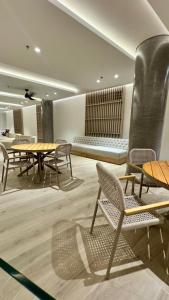 a room with tables and chairs in a building at Apartaestudio tipo loft cerca al mar in Santa Marta