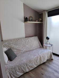 a bedroom with a bed with a white comforter at Studio indépendant avec parking à Avignon in Avignon
