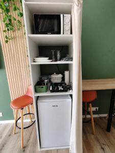 a small kitchen with a microwave and a counter at Studio indépendant avec parking à Avignon in Avignon