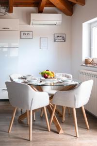 a dining room with a table and chairs at I&R Apartma in Hrpelje