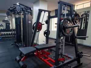 a room with a gym with a squat machine at Hotel Ceibo Dorado in Portoviejo