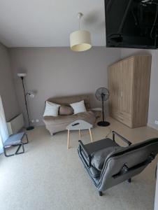 a living room with a couch and a tv at Studio Issoire pour 2 adultes et 1 enfant in Issoire