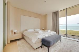 a bedroom with a large bed and a large window at Residence DeBlanke Top - 1D - Cadzand in Cadzand-Bad