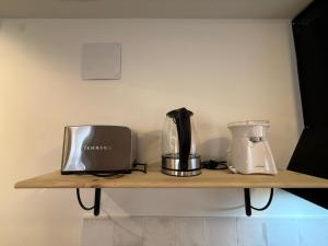 a shelf with a blender and a toaster on it at La Flor in El Molar