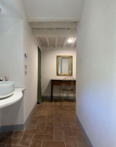 ein Badezimmer mit Waschbecken und Spiegel in der Unterkunft Le volte in Seravezza