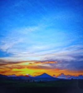 a painting of a sunset with a mountain in the background at Regina de la Montania in Pajići