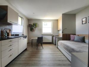 a small room with a bed and a desk at Am Flutgraben in Adorf