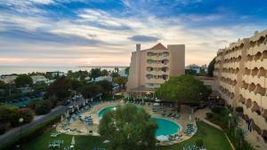 ein Gebäude mit einem Pool vor einem Gebäude in der Unterkunft Vila Gale Atlantico in Albufeira