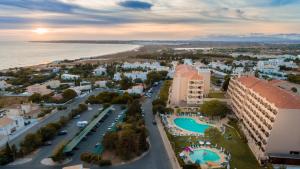 Luftaufnahme eines Ferienresorts und des Strandes in der Unterkunft Vila Gale Atlantico in Albufeira