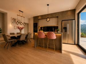 a kitchen and dining room with a table and chairs at Villa Cardellino in Klis