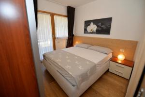 a small bedroom with a bed and a window at Eleonora 4A in Temù