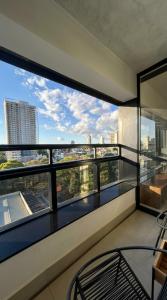 a balcony with a view of a city skyline at Vista Ampla e Estilo Industrial nesse Lindo Loft in Campo Grande
