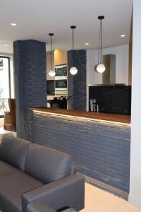 a living room with a couch and a bar at MoV Flexliving in Oviedo