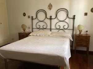 ein Schlafzimmer mit einem großen Bett mit Metallrahmen in der Unterkunft Francesca in Ancona + 17 Fotos
