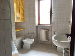 ein Badezimmer mit Waschbecken, Toilette und Badewanne in der Unterkunft Francesca in Ancona