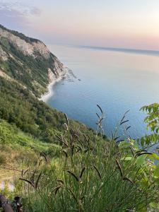 Blick auf den Ozean von einem Hügel in der Unterkunft Francesca in Ancona