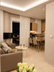 ein Wohnzimmer mit Sofa und ein Esszimmer in der Unterkunft Nastia in Chalkida + 48 Fotos