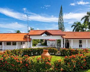 a building with an orange roof and some flowers at Las margaritas in La Pascuala