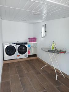 a laundry room with a washing machine and a table at A Lucita-Ribeira Sacra in Rubiacós