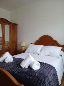a bedroom with two towels on a bed at A Lucita-Ribeira Sacra in Rubiacós