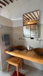 a bathroom with two sinks and a mirror at Chalé Roxo na Araucária in Gonçalves