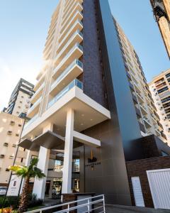 ein Gebäude in der Stadt mit hohen Gebäuden in der Unterkunft Royale Studio in Criciúma
