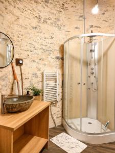 a bathroom with a sink and a shower at Le Moulin Neuf, logements atypiques dans le Pays d'Ancenis in Anetz