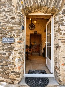 an entrance to a house with a stone wall at Le Moulin Neuf, logements atypiques dans le Pays d'Ancenis in Anetz