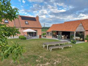 a house with a picnic table in the yard at Vakantiewoning Maison Chaperon in Wervik